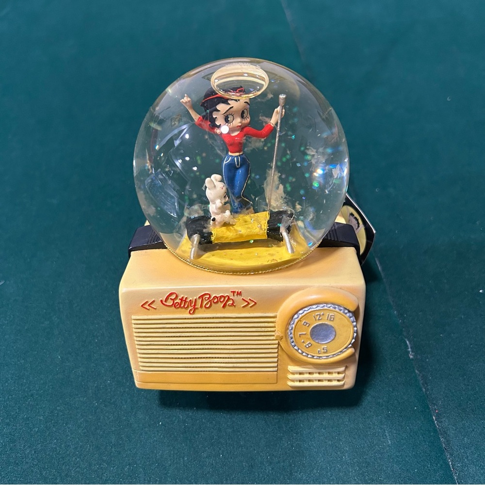 Betty Boop Snow Globe Music Box Plays "Blue Suede Shoes” 2001 Works